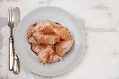 Sosu taze çiğ et ve seramikte gri tabakta baharatlar.