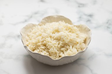 Beyaz kaynamış pirinç ve yeşil kağıt üzerinde güzel bir kase.