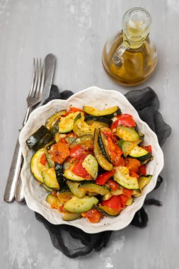 Seramik üzerinde küçük, güzel bir kasede pişmiş sebze.