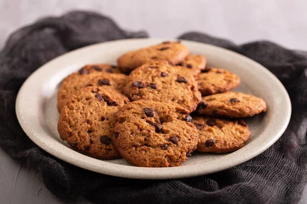 Quelques Biscuits Savoureux Frais Avec Des Pépites Chocolat Sur Plaque — Photo