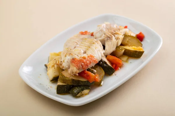 Filete Pescado Frito Con Verduras Horneadas Plato Blanco — Foto de Stock