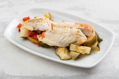 Kızarmış balık filetosu ve fırında sebze.