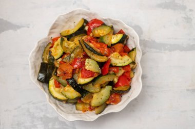 Seramik üzerinde küçük, güzel bir kasede pişmiş sebze.