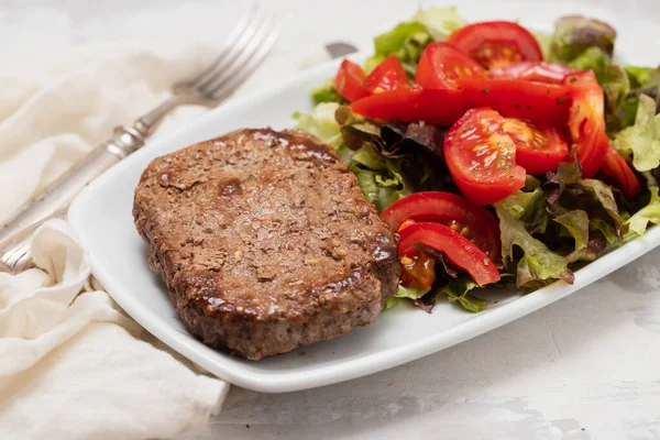 Three Fried Ground Meat Fresh Salad White Plate Ceramic — Stock Photo, Image