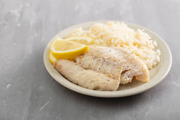 Φιλέτο Τηγανισμένου Ψαριού Βραστό Λευκό Ρύζι Λευκό Πιάτο — Φωτογραφία Αρχείου