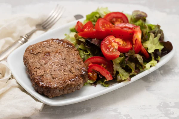 Três Fritos Carne Moída Com Salada Fresca Placa Branca Cerâmica — Fotografia de Stock