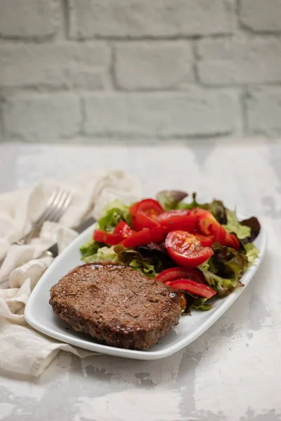 Three Fried Ground Meat Fresh Salad White Plate Ceramic — Stock Photo, Image