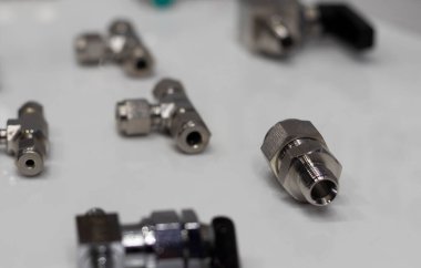 Endüstriyel metal boru bağlantıları, adaptörler; mühendislik arka planı; kapat