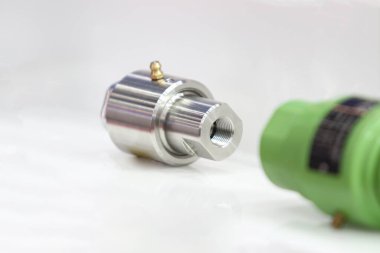 Makine bakımı için kullanılan döner eklem yedek parçaları; kapatın; mühendislik donanımı arka planı 