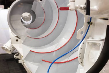 Beton mixter tank kamyonunun çapraz kesiti detaylı iç şekli gösterir; endüstriyel arkaplan 