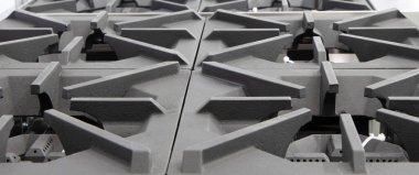 Evde yemek pişirmek için yeni siyah ocak; seçici odaklanma