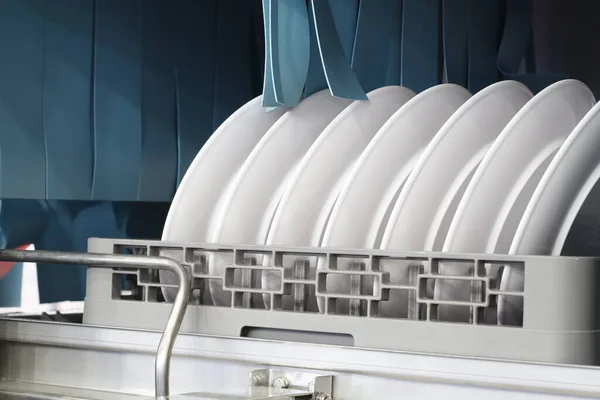 Restoran Için Sepetinde Beyaz Temiz Tabaklar Olan Otomatik Bulaşık Makinesi — Stok fotoğraf