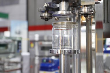 Plastik kutu için alüminyum kapaklı paketleme makinesi; gıda endüstrisi