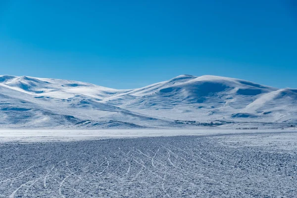 Snötäckt Väg Vintern Solig Dag — Stockfoto