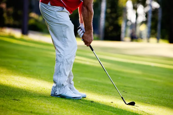 Hombre jugando al golf — Foto de Stock