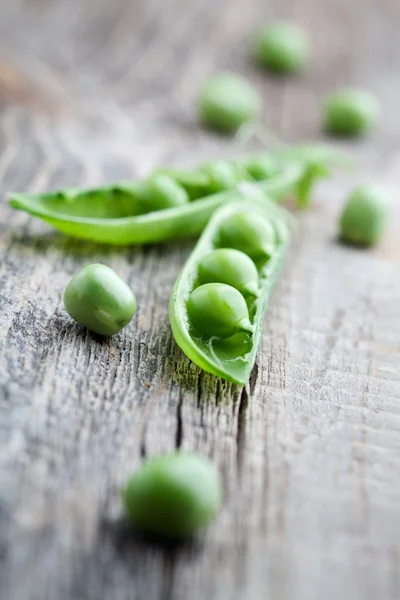 Frische Erbsen — Stockfoto