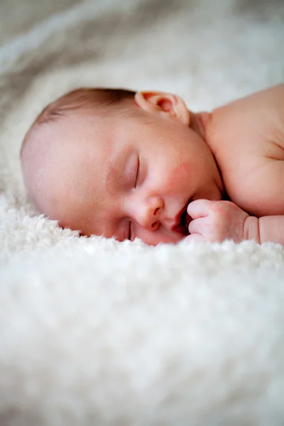 Pasgeboren babyjongen — Stockfoto