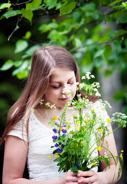 Donna che tiene fiori di campo — Foto Stock