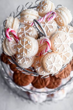 Noel yemekleri ve kartaneleriyle süslenmiş badem kurabiyeleri.