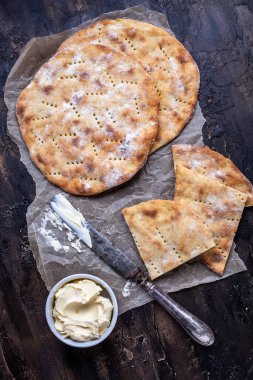 Patates püresinden arta kalan ev yapımı düz ekmek.