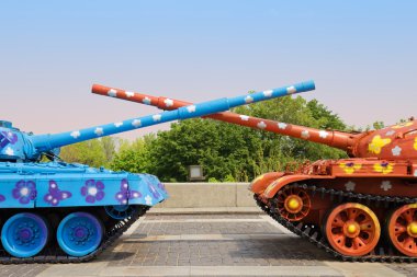 çapraz Mayo ile boyalı tankları. Kyiv, Ukrayna