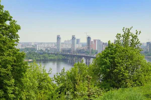 Paton bridge och vänstra stranden av floden Dnepr, Kiev, Ukraina — Stockfoto