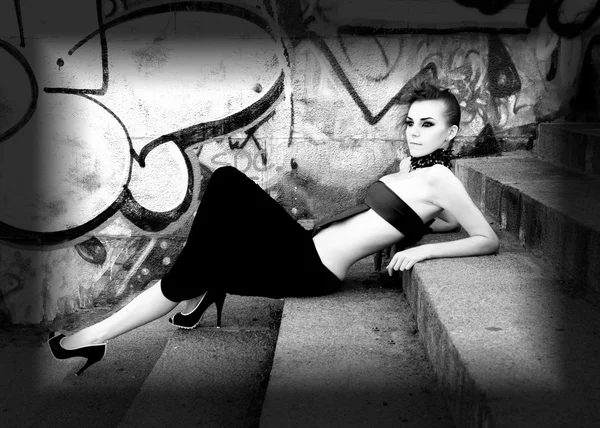 Beautiful futuristic woman near graffiti wall, monochrome — Stock Photo, Image