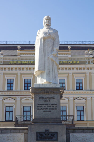 Памятник знаменитой княгине Ольге в Киеве
