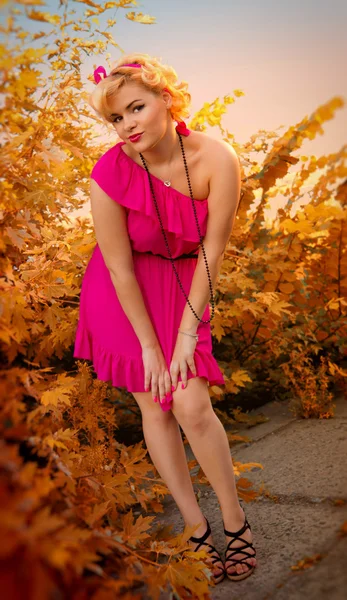 Pinup fille en robe rose — Photo