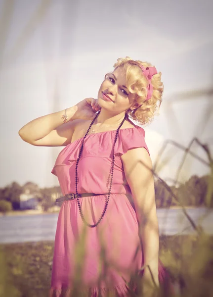 Vacker pinup flicka i rosa klänning — Stockfoto