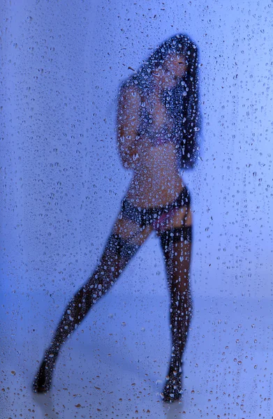 Jovem mulher sexy sob a chuva — Fotografia de Stock