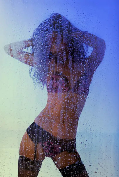 雨の下で若いセクシーな女性 — ストック写真