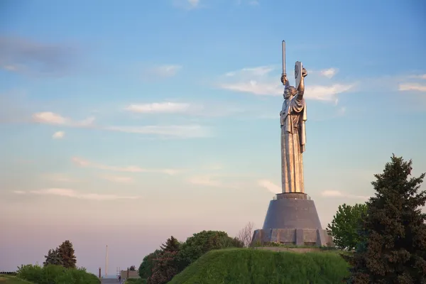 Moeder van het vaderland monument in Kiev, Oekraïne — Stockfoto