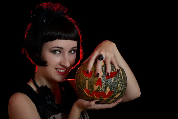 Bruja de Halloween con una calabaza — Foto de Stock