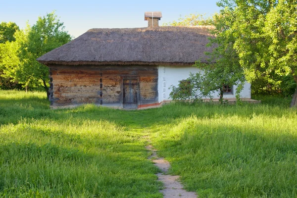 Традиционный украинский сельский дом — стоковое фото