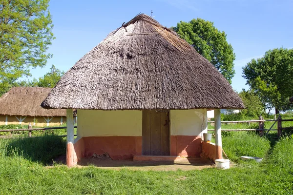 Ancienne maison rurale avec un toit en paille — Photo