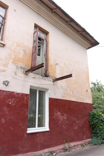 Hus med gammal balkong — Stockfoto