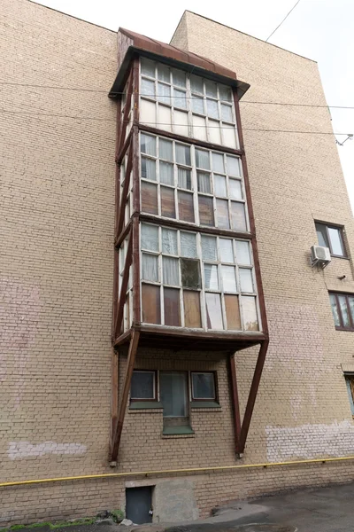 Casa di mattoni con vecchio balcone in legno — Foto Stock