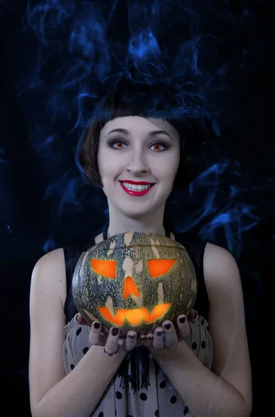Charmoso bruxa halloween sobre fundo preto . — Fotografia de Stock