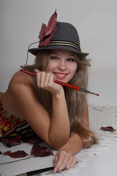 Linda artista mulher em fedora — Fotografia de Stock