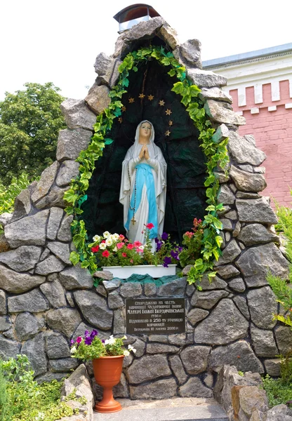 Staty av mamma mary på grotto. Berdychiv, Ukraina — Stockfoto