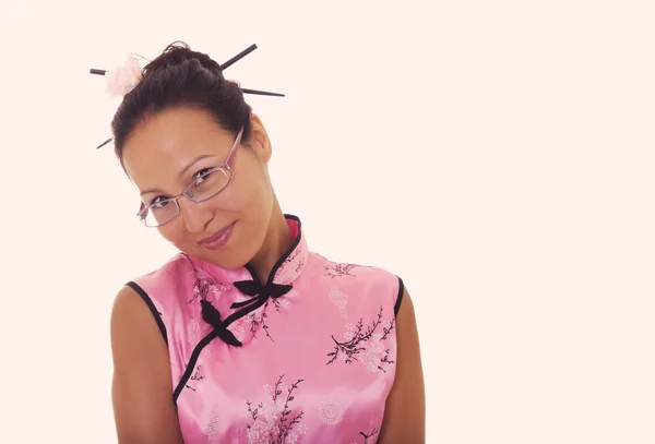 Mulher bonita em vestido chinês rosa — Fotografia de Stock