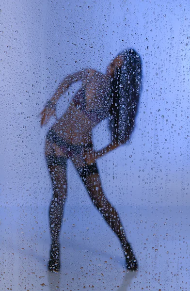 雨の下で若いセクシーな女性 — ストック写真