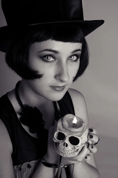 Vampire girl with a skull in a black cylinder hat in monochrome — Stock Photo, Image