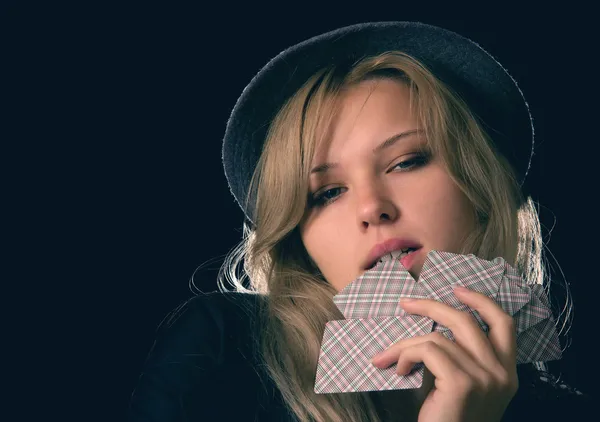 Belle femme blonde jouant au poker — Photo