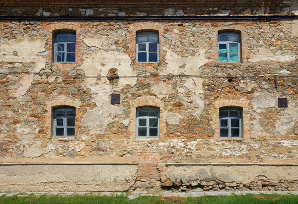 Starý oranžové cihlová zeď s šesti okny — Stock fotografie