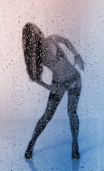 Ung sexig kvinna under regn — Stockfoto