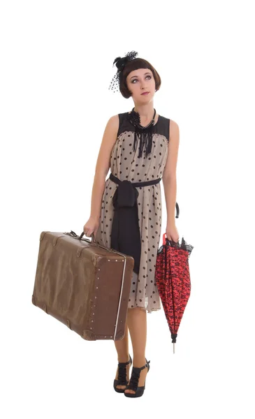 Schöne brünette Mädchen mit Regenschirm und alten Koffer — Stockfoto