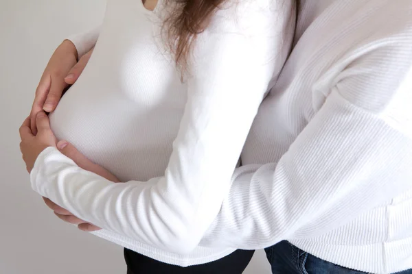 Homme tenant le ventre de sa femme enceinte — Photo