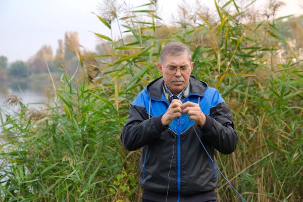 Senior rybář příprava těsta návnady — Stock fotografie